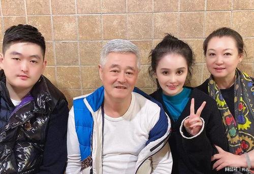 青岛网红大叔和他儿子吃瓜事件,一场网络热议的亲子互动 第2张 青岛网红大叔和他儿子吃瓜事件,一场网络热议的亲子互动 第2张